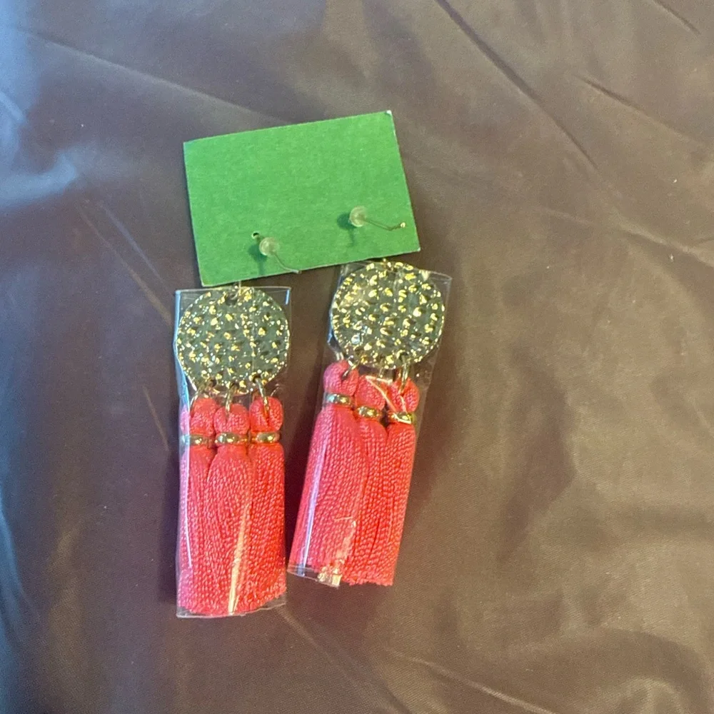 NWT Lilly Pulitzer Pink Gold Tone Hammered Disk Earrings Fringe Tassel - Picture 3 of 4